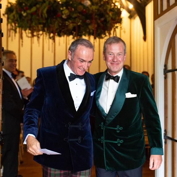 Família real britânica celebra seu primeiro casamento gay na história