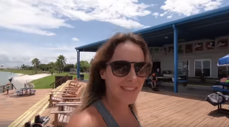 Juliana Rios pratica wakeboard em Orlando, nos EUA
