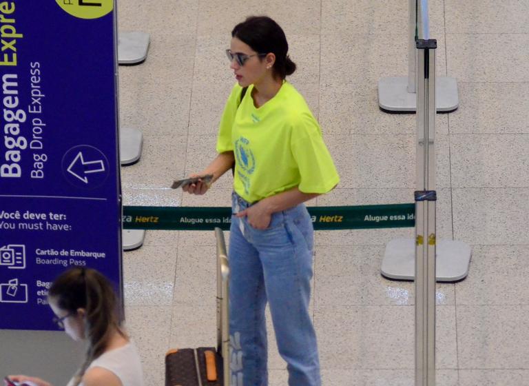 Bruna Marquezine atende fãs em aeroporto 