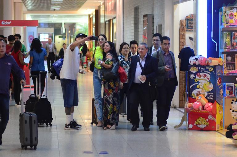 Bruna Marquezine atende fãs em aeroporto 