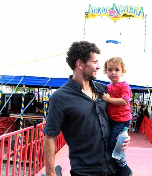 Daniel de Oliveira e Sophie Charlotte levam o filho ao circo