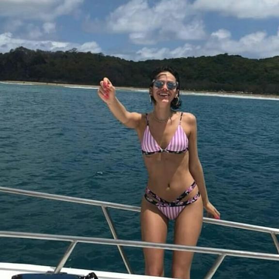 Bruna Marquezine exibe corpão durante passeio de barco em Fernando de Noronha