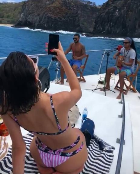 Bruna Marquezine exibe corpão durante passeio de barco em Fernando de Noronha