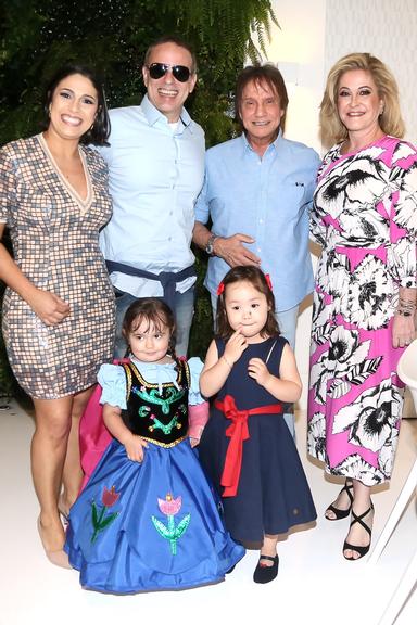 Roberto Carlos faz rara aparição no aniversário da neta