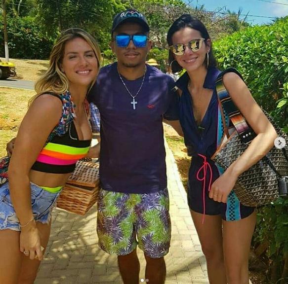 Bruna Marquezine aposta em look praiano no valor de R$ 1.200