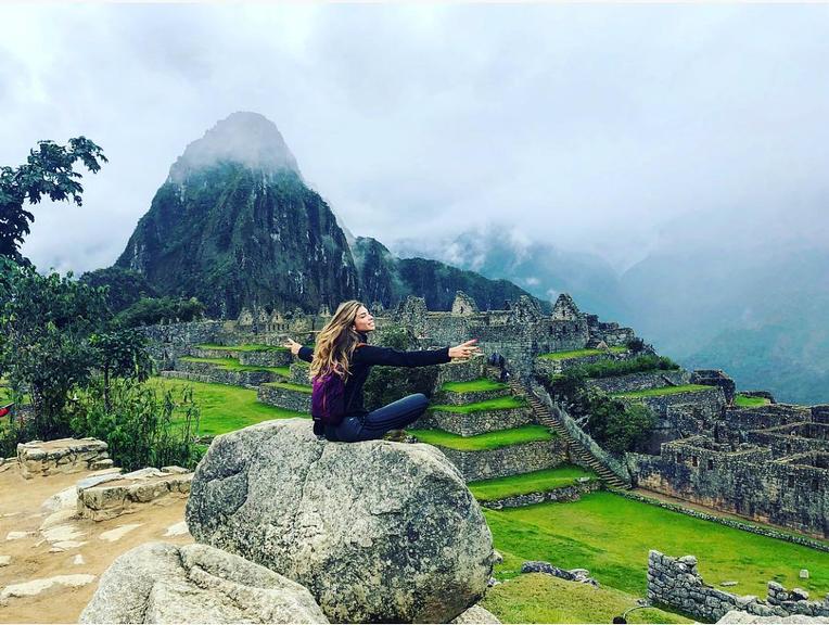 Grazi Massafera abre o álbum de viagem para Machu Picchu