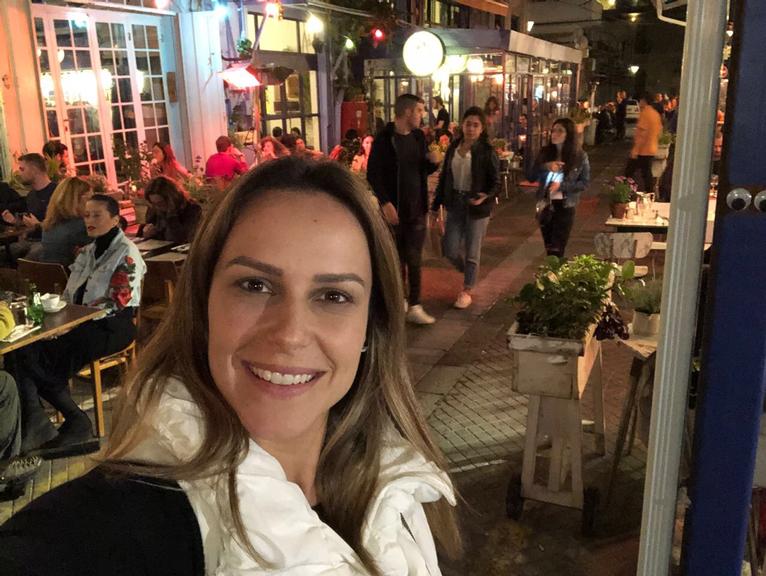 Juliana Rios curte passeio em Tel Aviv, Israel