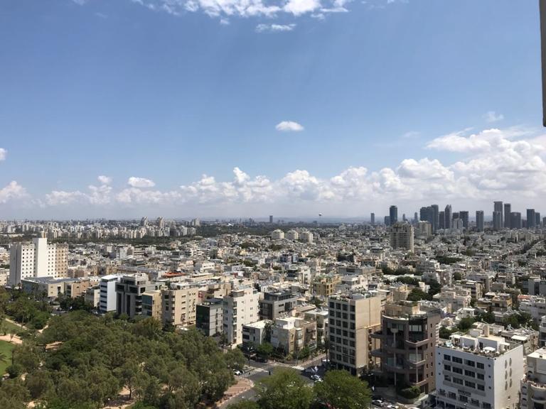 Juliana Rios mostra cenários deslumbrantes em Tel Aviv, Israel