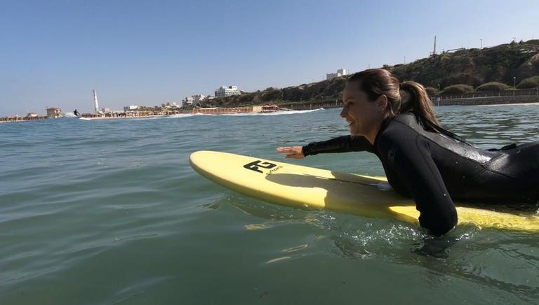 Juliana Rios surfa em Tel Aviv, Israel