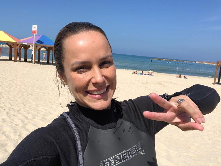 Juliana Rios surfa em Tel Aviv, Israel
