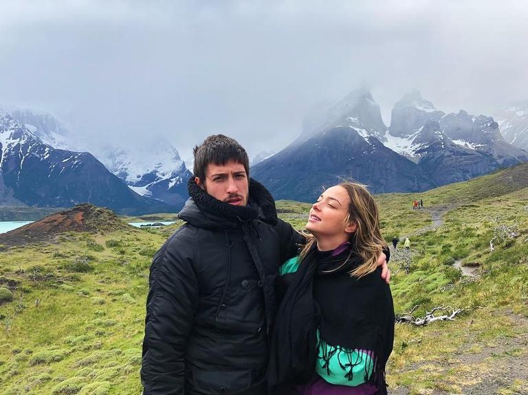 Carol Dantas e namorado embarcam em viagem romântica ao Chile