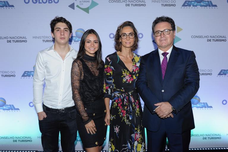Ministro Vinicius Lummertz ao lado de esposa, Simone Lummertz, e filhos, Valentina Lummertz e Pedro Lummertz, no Prêmio de Turismo
