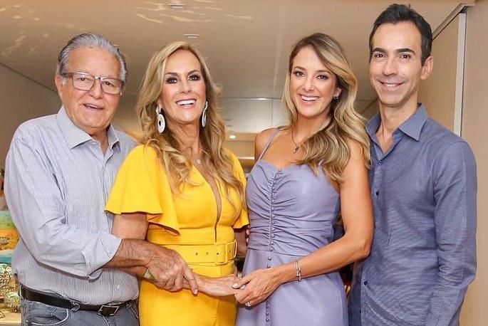 Ticiane Pinheiro celebra com a família a nova casa de Helô Pinheiro