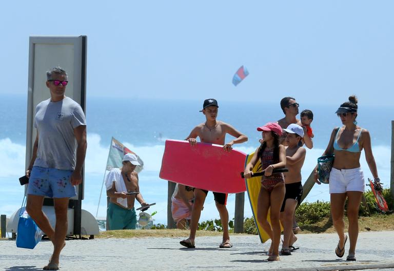 Flávia Alessandra curte dia de praia em família no Rio