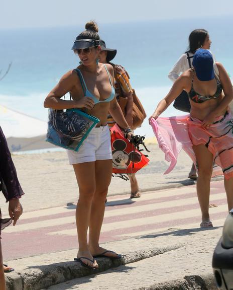 Flávia Alessandra curte dia de praia em família no Rio