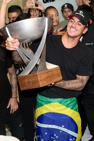 Gabriel Medina chega ao Brasil com troféu e causa tumulto