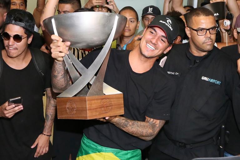 Gabriel Medina chega ao Brasil com troféu e causa tumulto