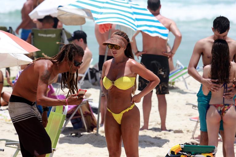 Nicole Bahls renova o bronzeado e exibe corpão na praia