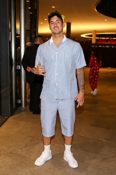 Gabriel Medina faz festa do pijama para celebrar seus 25 anos