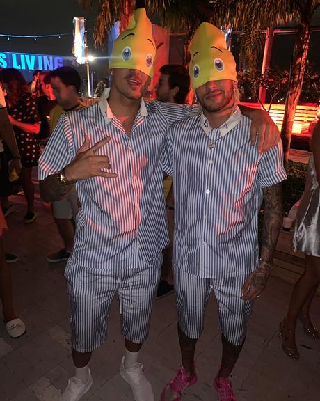 Neymar Jr. e Gabriel Medina se vestem de Bananas de Pijama em festa
