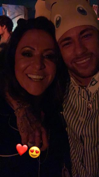 Neymar Jr. se diverte com amigos em festa de Gabriel Medina