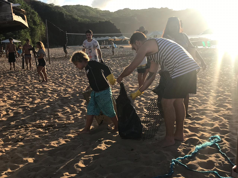 Famosos ajudam a recolher lixo na praia