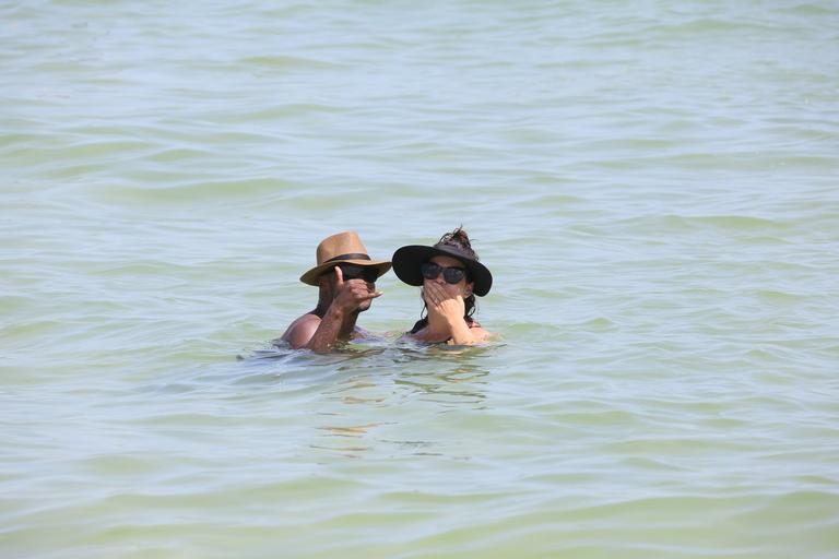 Fernanda Souza e Thiaguinho aproveitam dia na praia 