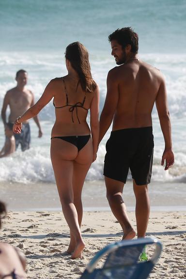Clima Esquentou Agatha Moreira E Rodrigo Simas Trocam Beijos Apaixonados Na Praia
