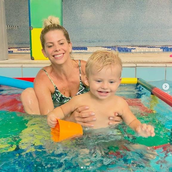 Karina Bacchi encanta com fotos de Enrico na natação 