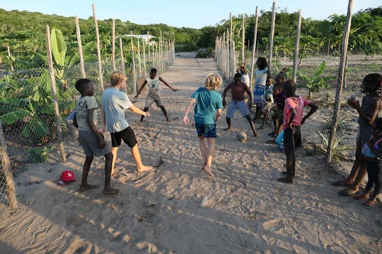 Luciano Huck doa brinquedos para crianças em Moçambique