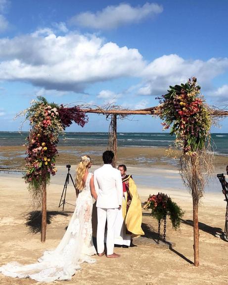 Caroline Bittencourt e Jorge Sestini se casam na praia 