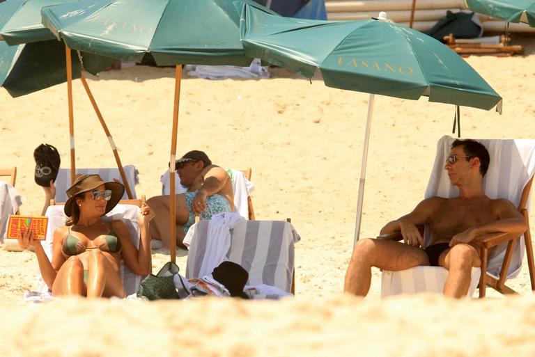 Ticiane Pinheiro e Céssar Tralli na praia 