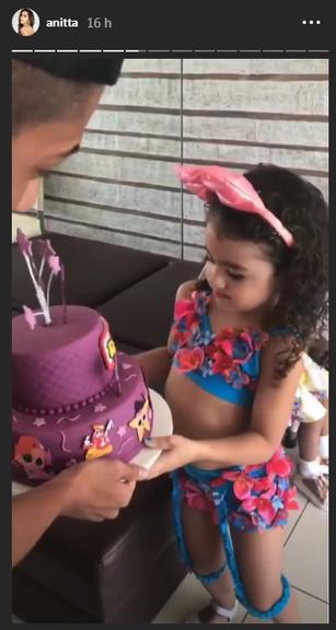 Anitta surpreende fã mirim com bolo da Anittinha 