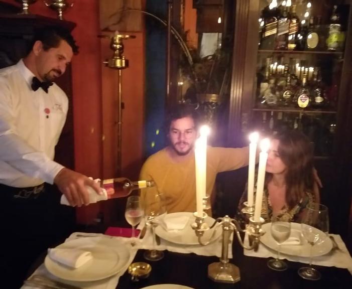 Fátima curte jantar romântico à luz de velas com Túlio 