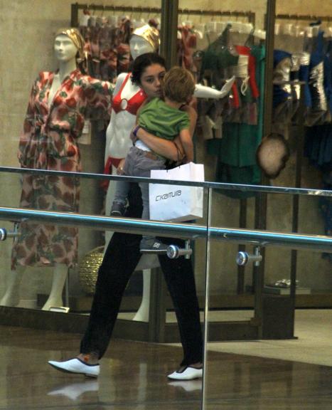 Sophie Charlotte faz compras no shopping com o filho, Otto