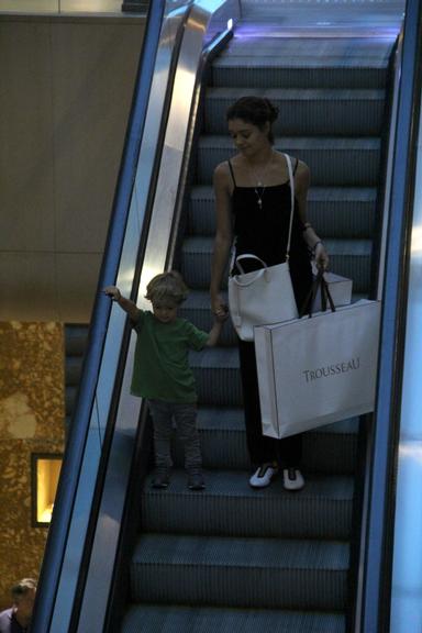 Sophie Charlotte faz compras no shopping com o filho, Otto