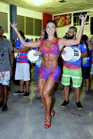 Gracyanne Barbosa se acaba no samba em ensaio de carnaval