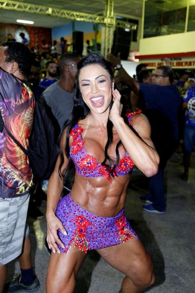 Gracyanne Barbosa se acaba no samba em ensaio de carnaval