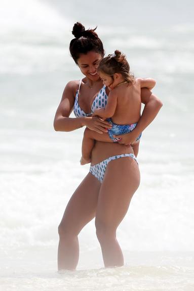 Yanna Lavigne aproveita praia com Madalena