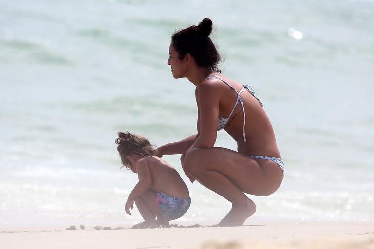Yanna Lavigne aproveita praia com Madalena