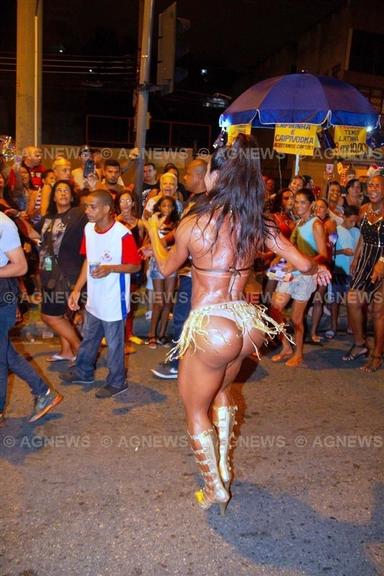 Ensaio da Uniao da Ilha do Governador com Gracyanne Barbosa no Rio de janeiro