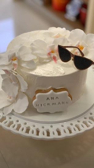 Ana Hickmann completa 38 anos, ganha cinco bolos e presente luxuosíssimo da amiga Ticiane Pinheiro