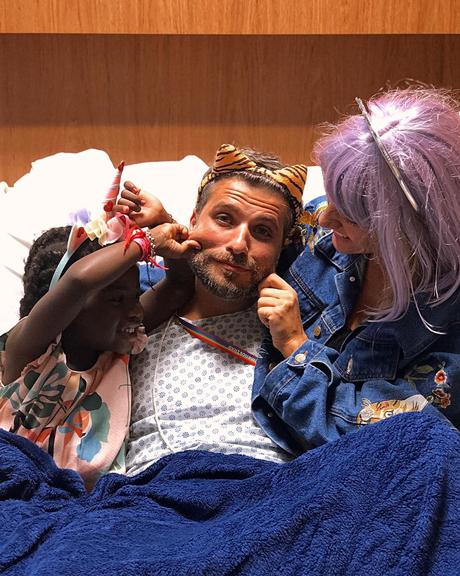 Giovanna Ewbank e Titi visitam Bruno Gagliasso no hospital: ''Nós trazemos o Carnaval até ele''