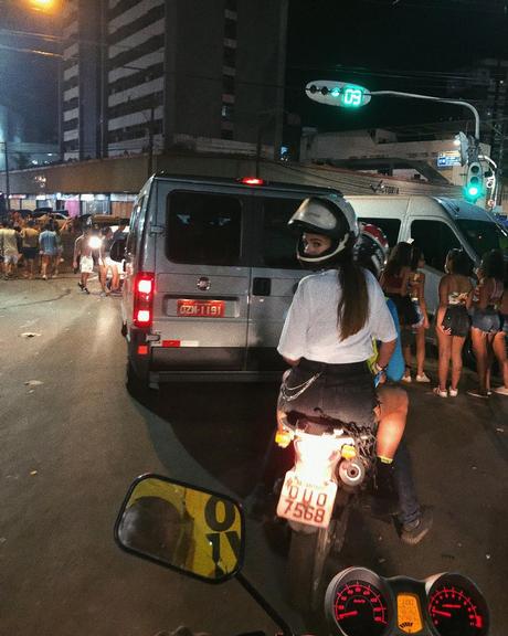 Bruna Marquezine pega mototáxi para sair do bloco
