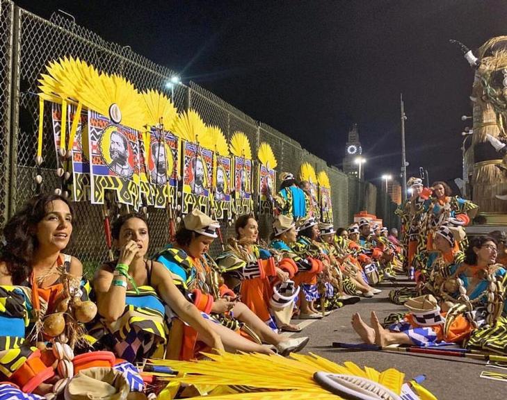 Após desfile com críticas sociais, Leandra Leal se emociona ao falar da Mangueira: ''Foi lindo''
