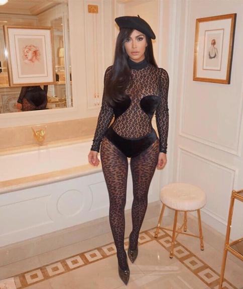 Kim Kardashian ousa com look transparente de oncinha e abusa da sensualidade 