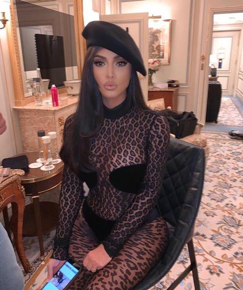 Kim Kardashian ousa com look transparente de oncinha e abusa da sensualidade 