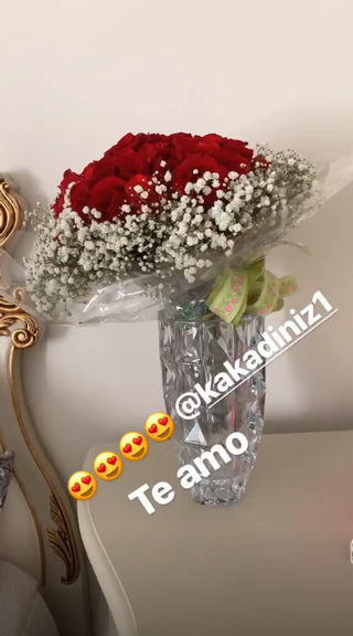Kaká Diniz faz surpresa romântica para Simone
