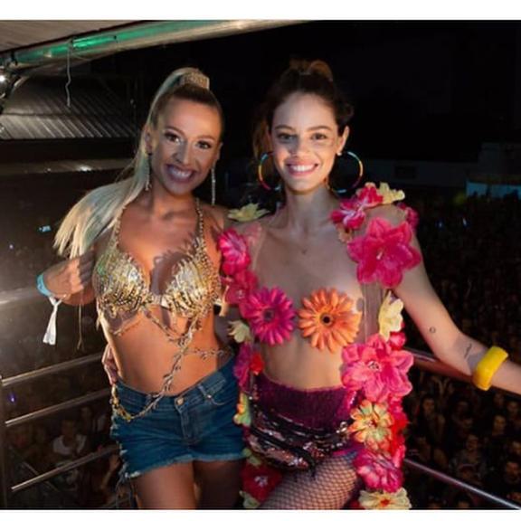 Ao lado de Anitta, Laura Neiva curte último dia de Carnaval com look extravagante