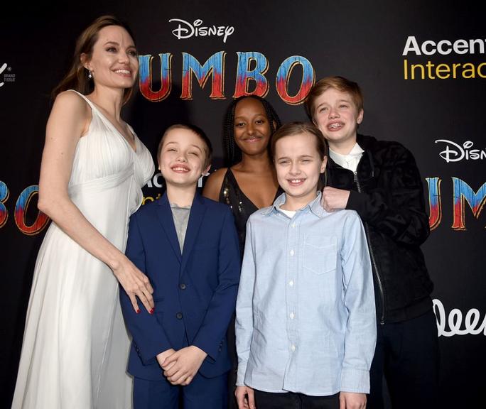 Angelina Joliie estreia de Dumbo com os filhos